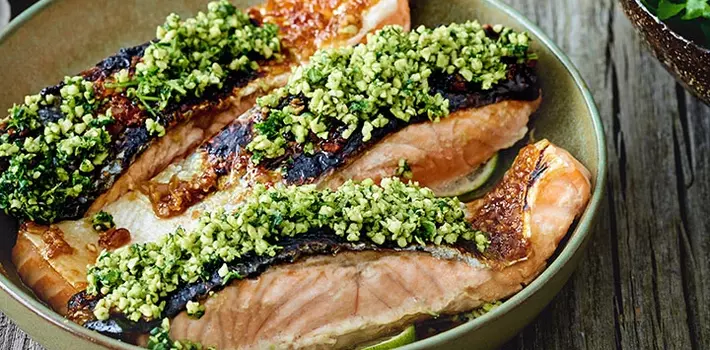 Gelakte vis met soja en gremolata van pistaches